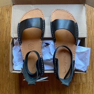 Crupon Febo Barefoot sandals